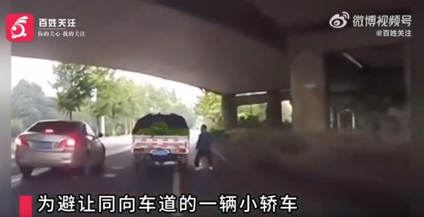 金风资本 男子路边伸手拍打货车车身，随后顺势倒向地面疑似碰瓷，视频曝光，警方介入调查
